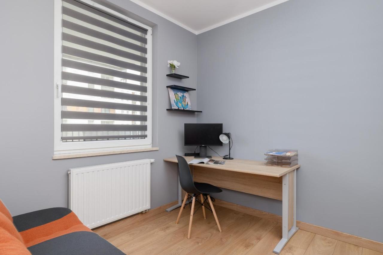 Osiedle Avia Family Apartment In Krakow With Balcony By Noclegi Renters ภายนอก รูปภาพ